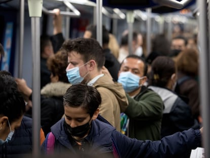 Viajeros en un vagón del metro de Madrid lleno en la hora punta de este viernes.