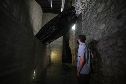 Rompiendo el Mar, obra de Amparo Sard, expuesta en la exposición colectiva El Crimen Perfecto en el Centro Cultural Conde Duque.