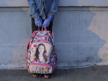 Una niña en el patio de su colegio.