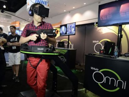 Un visitante de la feria del ocio interactivo de Los &Aacute;ngeles prueba el sistema Oculus Rift. 