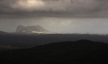 Vista del peñón de Gibraltar desde la finca de La Almoraima.