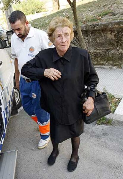 Virginia O. N., de 72 años, tras ser detenida en Ponteareas.