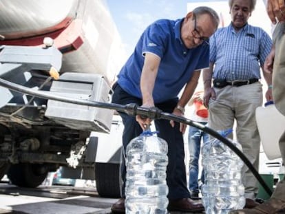 Varios vecinos se abastecen de agua de camiones cisterna.