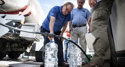 Varios vecinos se abastecen de agua de camiones cisterna.