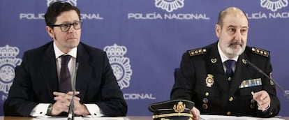Manuel Quintanar, junto al comisario general de Policía Judicial, José Santiago Sánchez, en una rueda de prensa el viernes 10 de enero. 