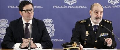 Manuel Quintanar, junto al comisario general de Policía Judicial, José Santiago Sánchez, en una rueda de prensa el viernes 10 de enero.