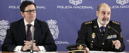 Manuel Quintanar, junto al comisario general de Policía Judicial, José Santiago Sánchez, en una rueda de prensa el viernes 10 de enero. 