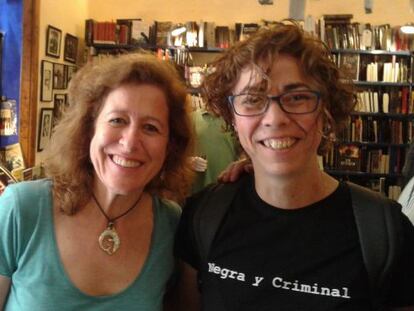 Harbour (esquerra) i Moreno, dissabte a la llibreria Negra y Criminal.