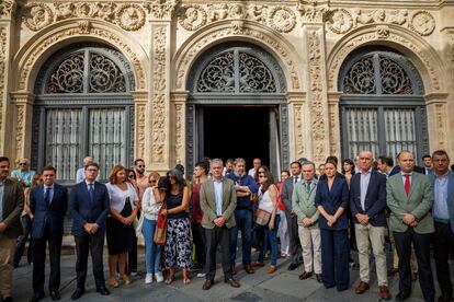 Miembros de la corporación municipal junto a familiares y amigos de Maya Villalobo, la joven hispanoisraelí asesinada en el ataque de Hamás a Israel, durante el homenaje de cinco minutos de silencio en el Ayuntamiento de Sevilla.