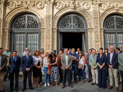 Miembros de la corporación municipal junto a familiares y amigos de Maya Villalobo, la joven hispanoisraelí asesinada en el ataque de Hamás a Israel, durante el homenaje de cinco minutos de silencio en el Ayuntamiento de Sevilla.