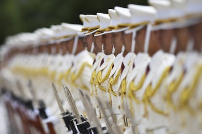 Fuerzas de Autodefensa de Japón permanencen en guardia para la llegada del primer ministro japonés, Shinzo Abe, al Ministerio de Defensa, en Tokio (Japón).