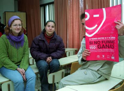 Beatriz, Vanesa (centro) y Alberto, en un aula de sus instituto.