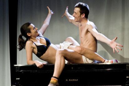 Alicia Serrat y Ferrán González en una escena del musical <i>Pegados,</i> en el Teatro Arenal.