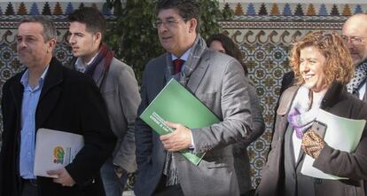 En el centro, el hasta este lunes vicepresidente de la Junta de Andalucía.