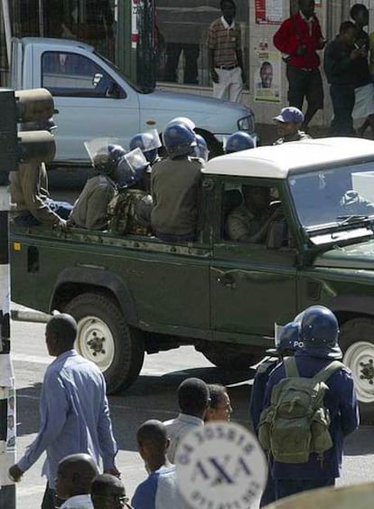La policía patrulla uno de los bastiones opositores en Harare.
