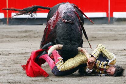 Diego Urdiales, en la cogida que sufrió en su primer toro.