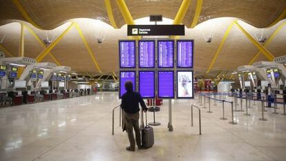 Interior do terminal 4 do aeroporto de Barajas, em Madri.