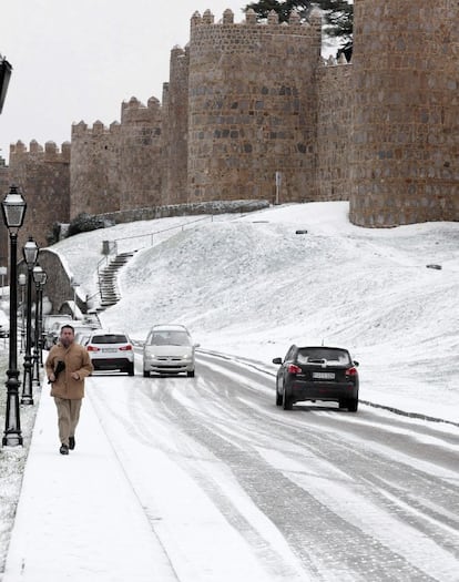 Nieve en el centro histórico de Ávila tras la nevada caída en las últimas horas.