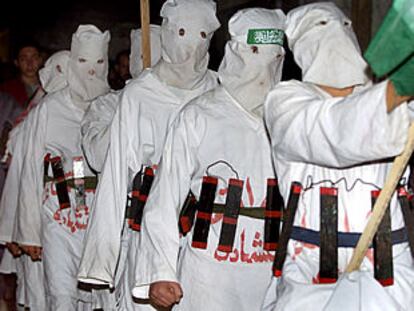 Miembros de Hamás disfrazados de terroristas suicidas, en una manifestación de protesta contra Israel en un campo de refugiados de Gaza.