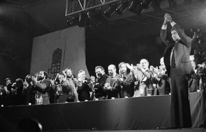 Mitin de final de campaña del PSOE en la Ciudad Universitaria de Madrid, en octubre de 1982. En la imagen, el expresidente Felipe González saluda a los asistentes.