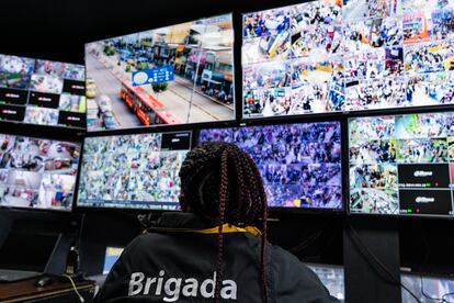 El Centro Nacional de Monitoreo que cuenta con más de 200 cámaras de seguridad, se creó para que la integridad de los clientes del sector de San Victorino esté protegida, en Bogotá, el 21 de diciembre de 2022.