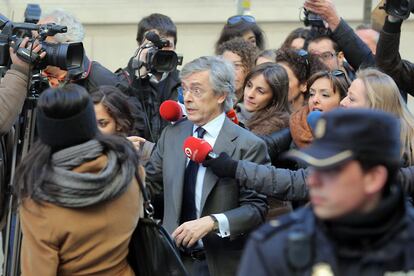 Un grupo de curiosos se ha congregado frente a la sede de la fiscalía ante el revuelo por la llegada de Trías y Bárcenas.