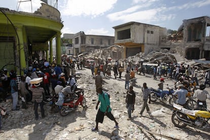 O estado de uma rua do centro de Haiti dias após o terremoto.