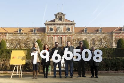 El president d'Esquerra Republicana de Catalunya (ERC), Oriol Junqueras, amb els candidats al Congrés (d'esquerra a dreta) Mireia Ingla, Ester Capella, Gabriel Rufián, Joan Tardà i Ana Surra, escenifiquen el nombre de vots independentistes obtinguts en les passades eleccions catalanes, durant l'acte electoral que els republicans han celebrat davant el Parlament de Catalunya.