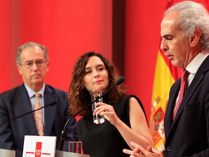 La presidenta de la Comunidad de Madrid, Isabel Díaz Ayuso (c), junto al vicepresidente, Enrique Ossorio (i) y el consejero de Sanidad, Enrique Ruiz Escudero, en una rueda de prensa el pasado noviembre.