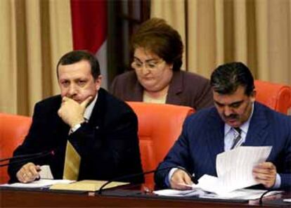 Tayip Erdogan, durante la sesión parlamentaria de hoy en la que se ha aprobado el envío de soldados a Irak.
