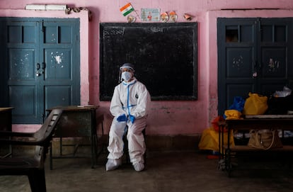 Una trabajadora sanitaria descansa dentro del aula de una escuela que se convirtió en un centro para realizar pruebas de covid-19 el 22 de junio de 2020.