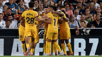 Lewandowski celebra su gol ante el Valencia con sus compañeros del FC Barcelona.