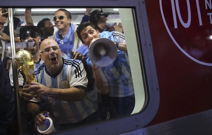 Torcedores argentinos demonstram sua alegria depois de ganhar da Suíça, em São Paulo, 1 de julho de 2014.