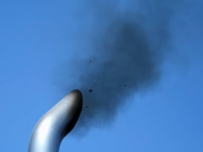 El tubo de escape de un camión durante un test de emisiones contaminantes en Estados Unidos.