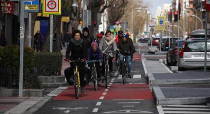 Ciclistas en el carril bici de Santa Engracia.