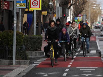 Ciclistas en el carril bici de Santa Engracia.