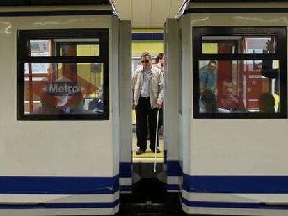 persona ciega metro madrid