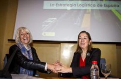 La ministra de Fomento, Ana Pastor, junto a la alcaldesa de Cádiz, Teófila Martínez.