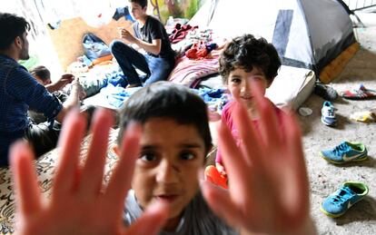 Niños juegan hacen gestos a la cámara en un centro improvisado para migrantes en Bihac (Bosnia), el 31 de mayo de 2018.