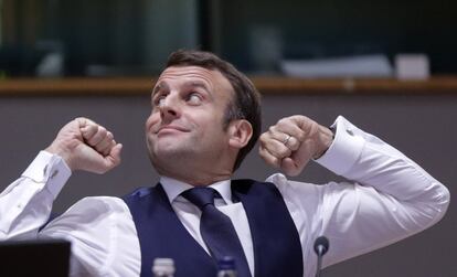 El presidente francés, Emmanuel Macron, se estira después la sesión de negociación de la Unión Europea. La última cumbre del año de jefes de Estado y de Gobierno de la Unión Europea se ha saldado con importantes acuerdos en materia económica y climática.