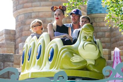 Gwen Stefani, junto a su pareja el también cantante Blake Shelton y sus hijos, en una de las montañas rusas de Disneyland.