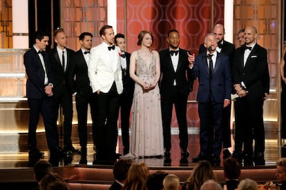 Los productores y actores recogen el premio a mejor película dramática por 'La La Land'.