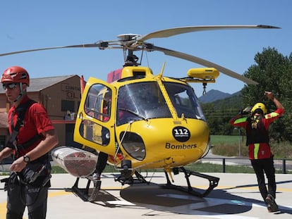 Dos bombers dels equips de rescat al parc d'Olot.