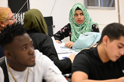 Alumnos de las clases de castellano de en el centro La Villana en el barrio madrile?o de Vallecas, el 3 de octubre de 2024.