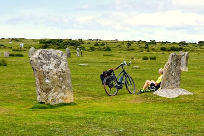 La vía férrea que comunicaba el suroeste del Reino Unido con Londres, inmortalizada en la guía de Cornualles de John Betjeman como “el viaje en tren más bonito que conozco”, ahora es una ruta ciclista frecuentada por familias. Atraviesa algunos de los paisajes más bonitos de este condado del sur de Inglaterra. Desde Padstow, el famoso puerto pesquero de Rick Stein, hasta Wadebridge, abraza el enorme estuario del río Camel y penetra en la espesura del valle homónimo hasta Bodmin. Después se adentra hasta el páramo de Bodmin Moor (en la foto, los círculos megalíticos de The Hurlers) para terminar en la aldea de Blisland. Es una ruta sin tráfico en su mayor parte que incluye un sitio de especial interés científico y una zona especial de conservación. Los aficionados a las aves disfrutarán del estuario, donde se pueden ver halcones peregrinos, águilas pescadoras y cisnes. Son solo 29 kilómetros para comprender por qué Cornualles es uno de los lugares más bellos y visitados del país. Más información en sustrans.org.uk