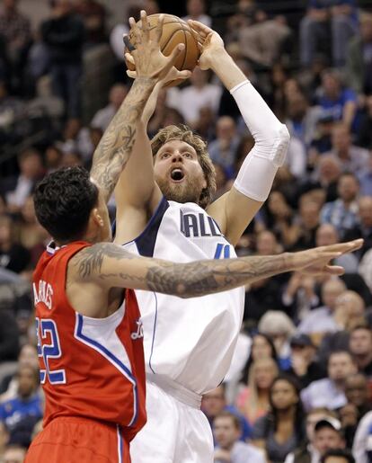 Nowitzki lanza ante Matt Barnes.