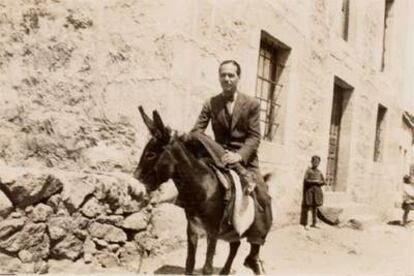 El poeta Luis Cernuda, durante una visita a Burgohondo (Ávila), en un viaje con las Misiones Pedagógicas de la II República en 1932.