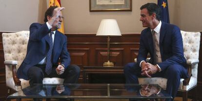 Mariano Rajoy y Pedro S&aacute;nchez, los l&iacute;deres de los dos grandes partidos, en una reuni&oacute;n reciente en el Congreso.