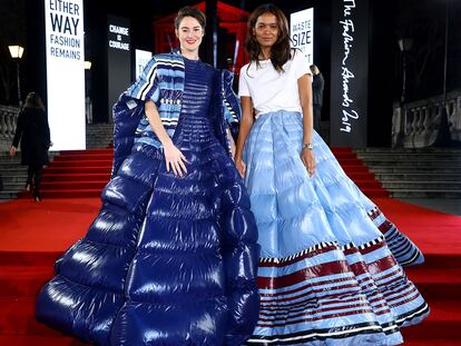 La actriz Shailene Woodley y la diseñadora y modelo Liya Kebede con diseños de Pierpaolo Piccioli para Moncler.