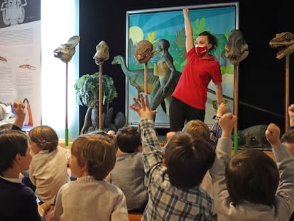 Un momento del taller 'Pon cara de dinosaurio', en el MNCN.